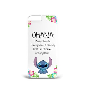Op de afbeelding: Witte telefoonhoes met het woord "OHANA" en de zin "Betekent Familie. Familie betekent dat niemand achterblijft of vergeten wordt." Een stripfiguur staat onderaan, met bloemaccenten.