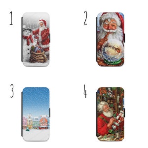 Op de afbeelding: Vier verschillende kerst-telefoonhoesjes met de kerstman. De eerste hoes laat de kerstman zien terwijl hij een sneeuwpop maakt. De tweede hoes laat de kerstman zien terwijl hij een sneeuwbol vasthoudt. De derde hoes laat een besneeuwde winterscène zien met huizen. De vierde hoes laat de kerstman zien terwijl hij een speelgoed soldaat maakt.