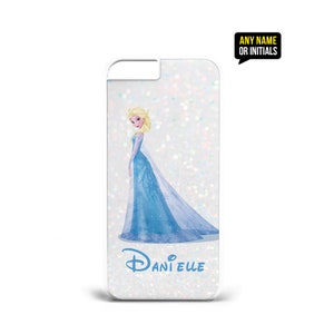 Op de afbeelding: Witte telefoonhoes met een glitterachtergrond en een afbeelding van een blonde vrouw in een blauwe jurk. De naam "Danielle" is lichtblauw gedrukt. Tekstballon: "ANY NAME OR INITIALS".