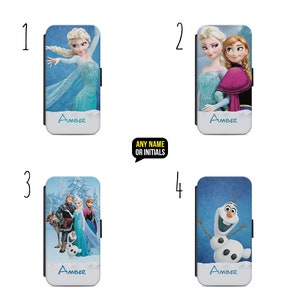 Op de afbeelding: Vier verschillende telefoonhoesjes met personages uit de animatiefilm Frozen. De hoesjes zijn allemaal wit met een blauwe achtergrond en tonen verschillende personages uit de film. Het eerste hoesje toont Elsa, het tweede hoesje toont Anna en Elsa, het derde hoesje toont Anna, Elsa, Kristoff en Olaf, en het vierde hoesje toont Olaf. De hoesjes hebben allemaal het woord "Amber" erop gedrukt.