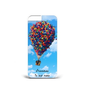 Op de afbeelding: Een witte iPhone-hoes met een kleurrijk beeld van een huis dat met ballonnen vliegt. De tekst "Adventure is out there" staat op de hoes gedrukt.