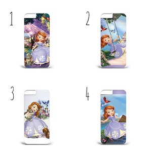 Op de afbeelding: Vier verschillende telefoonhoesjes met een cartoonprinses in verschillende scènes. De prinses draagt een paarse jurk en heeft lang blond haar. De hoesjes zijn allemaal wit met een transparante plastic achterkant.
