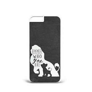 Op de afbeelding: Zwarte telefoonhoes met een wit silhouet van een leeuw en een welp. De tekst "Remember who you are" is op de hoes gedrukt.