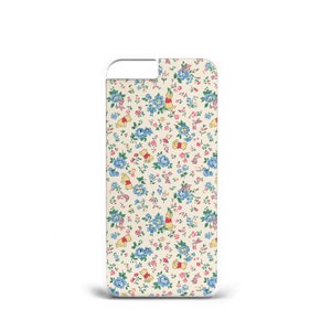 Op de afbeelding: Een telefoonhoesje met een bloemenpatroon met blauwe en roze bloemen en gele Winnie de Poeh-personages op een crèmekleurige achtergrond. De hoes heeft een witte rand en een uitsparing voor de camera.