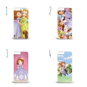 Op de afbeelding: Vier verschillende telefoonhoesjes met personages uit de animatieserie Sofia the First. De hoesjes zijn allemaal wit met een doorzichtige plastic hoes over het ontwerp. Het eerste hoesje toont Sofia en haar zus Amber in hun prinsessenjurken. Het tweede hoesje toont Sofia en haar vrienden, waaronder Clover, Robin en James. Het derde hoesje toont Sofia in haar prinsessenjurk. Het vierde hoesje toont Sofia en haar vrienden die op een draak rijden.