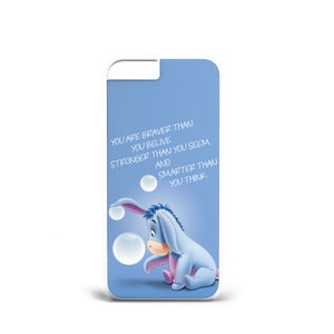Op de afbeelding: Lichtblauwe telefoonhoes met Eeyore van Winnie de Poeh. Het ontwerp bevat de tekst "YOU ARE BRAVER THAN YOU BELIEVE. STRONGER THAN YOU SEEM. AND SMARTER THAN YOU THINK." Eeyore wordt afgebeeld met drie bellen.