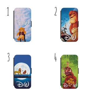 Op de afbeelding: Vier telefoonhoesjes met scènes uit Disney's The Lion King. Elke hoes toont een ander beeld van personages als Simba, Mufasa, Timon en Pumbaa, tegen verschillende achtergronden. Het Disney-logo is zichtbaar op elke hoes.