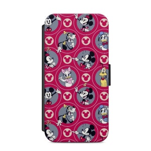 Op de afbeelding: Een roze telefoonhoesje met een herhalend patroon van Mickey Mouse, Minnie Mouse, Donald Duck, Goofy en Pluto. De personages bevinden zich in een cirkel met een rode achtergrond en witte stippen.