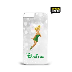 Op de afbeelding: Een witte iPhone-hoes met een glinsterende achtergrond waarop Tinkerbell, een Disney-fee met groene vleugels en een groene jurk, is afgebeeld. De tekst "Danielle" is in groen onder Tinkerbell gedrukt.