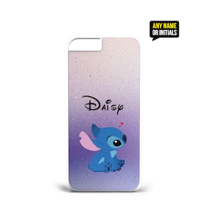Op de afbeelding: Een witte iPhone-hoes met een paarse en roze ombre-achtergrond. De hoes heeft een cartoon Stitch-personage met een roze strik en het woord "Daisy" in een zwart lettertype.