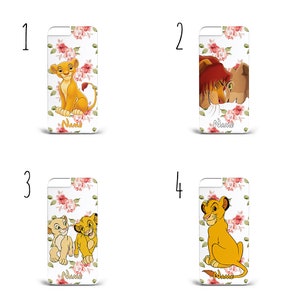 Op de afbeelding: Vier verschillende iPhone-hoesjes met de personages Simba, Nala en Mufasa uit The Lion King. De hoesjes hebben een witte achtergrond met een bloemenpatroon en de tekst "Name" onderaan.