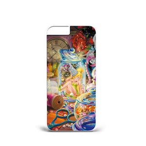 Op de afbeelding: Telefoonhoesje met een grillige illustratie van Tinkerbell in een glazen pot, omringd door naaigerei. Het ontwerp bevat een klok, rode rozen en klosjes garen, met een levendige en kleurrijke esthetiek.