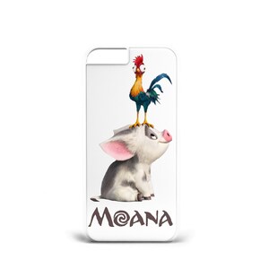 Op de afbeelding: Witte iPhone-hoes met een cartoon afbeelding van een varken en een haan. De tekst "MOANA" is onderaan de hoes gedrukt.