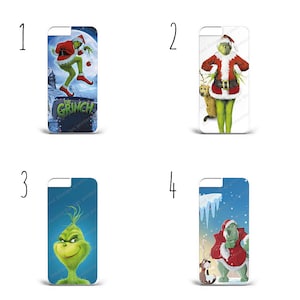 Op de afbeelding: Vier verschillende telefoonhoesjes met de Grinch uit de film "De Grinch". De hoesjes zijn allemaal wit met een ander beeld van de Grinch op elk hoesje. Het eerste hoesje toont de Grinch in een kerstmanpak dat in de lucht springt. Het tweede hoesje toont de Grinch in een kerstmanpak dat met een hond staat. Het derde hoesje toont een close-up van het gezicht van de Grinch. Het vierde hoesje toont de Grinch in een kerstmanpak dat met een hond in een besneeuwde scène staat.