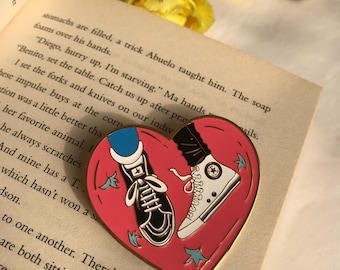 Heartstopper Emaille Pin | Nick & Charlie Schuhe, Bookish Pride, Heartstopper Leaves, Nick und Charlie inspiriert Pin
