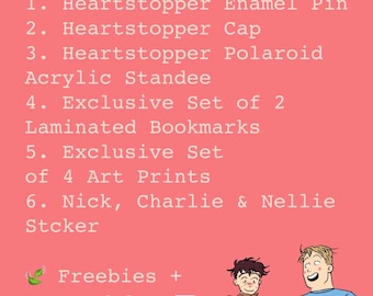 Könnte beinhalten: Eine rosa Werbegrafik mit dem Titel Heartstopper Merch Box, die sechs Artikel auflistet: eine Emaille-Anstecknadel, eine Kappe, einen Polaroid-Acrylaufsteller, zwei laminierte Lesezeichen, vier Kunstdrucke und einen Aufkleber mit Nick, Charlie und ihrem Hund Nellie.