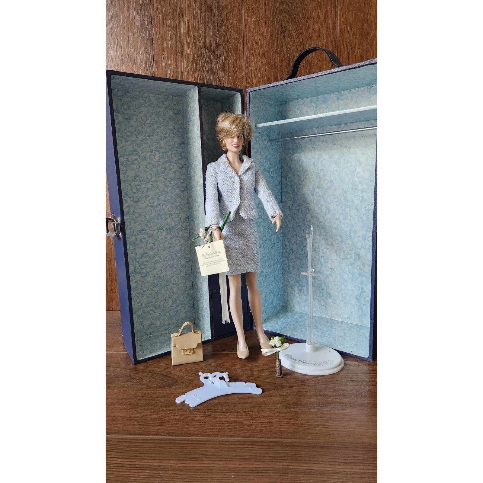Diana ガードル Amazon.com: Diana, Princess of Wales Porcelain Portrait Doll