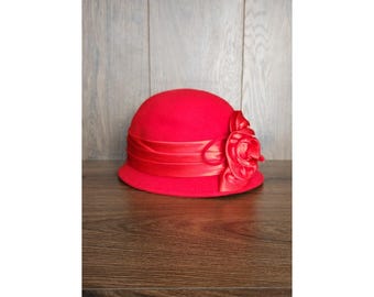 Red Wool Felt 4 Inch Bell Brim Hat: Vintage Inspired Winter  display picture 1