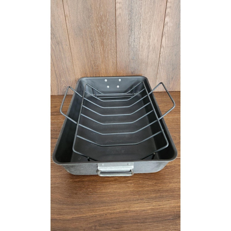 Calphalon Classic Nonstick 16-Inch Roaster with Rack - Thumbnail 4