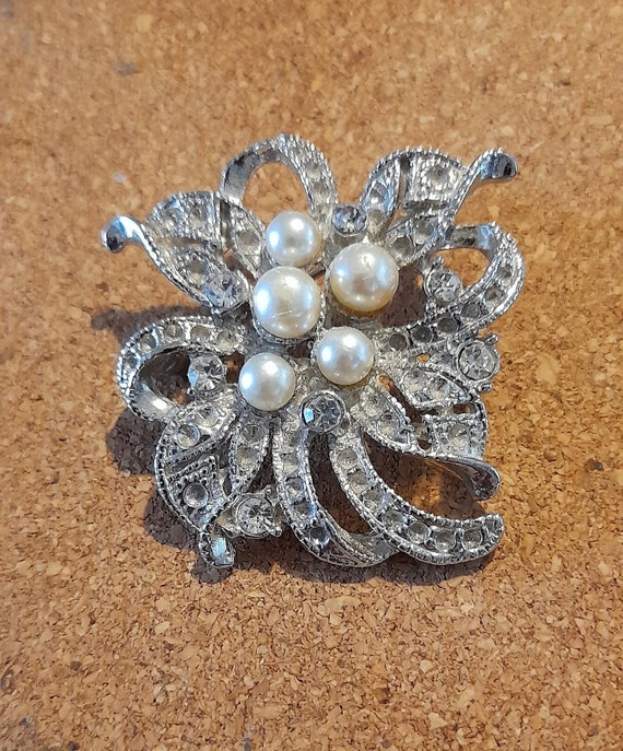 Vintage 'Silvertone' Bridal Brooch/5 Cultured Pear