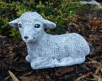 Steinfigur schönes Schaf liegend Lamm Steinguss Frostfest Wetterfest Garten