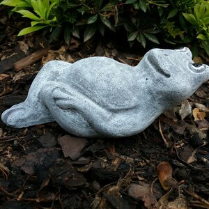 Steinfigur chilliger Frosch liegend Frostfest Steinguss Wetterfest Garten Tier Bild 3