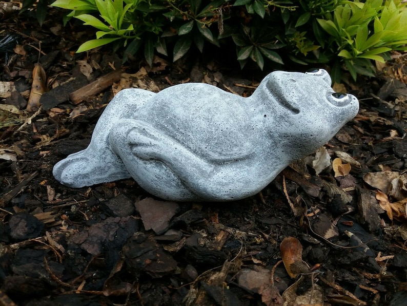 Steinfigur chilliger Frosch liegend Frostfest Steinguss Wetterfest Garten Tier Bild 3