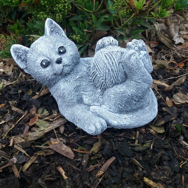 Steinfigur Katze mit Wollknäuel Kitten Frostfest Steinguss Garten Deko Haustier
