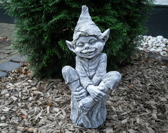 Steinfigur Troll auf Baumstamm 39cm Frostfest Steinguss Garten Deko Gnom