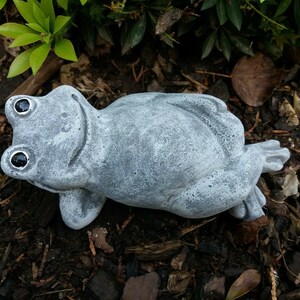 Steinfigur chilliger Frosch liegend Frostfest Steinguss Wetterfest Garten Tier Bild 2