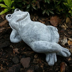 Steinfigur chilliger Frosch liegend Frostfest Steinguss Wetterfest Garten Tier Bild 1