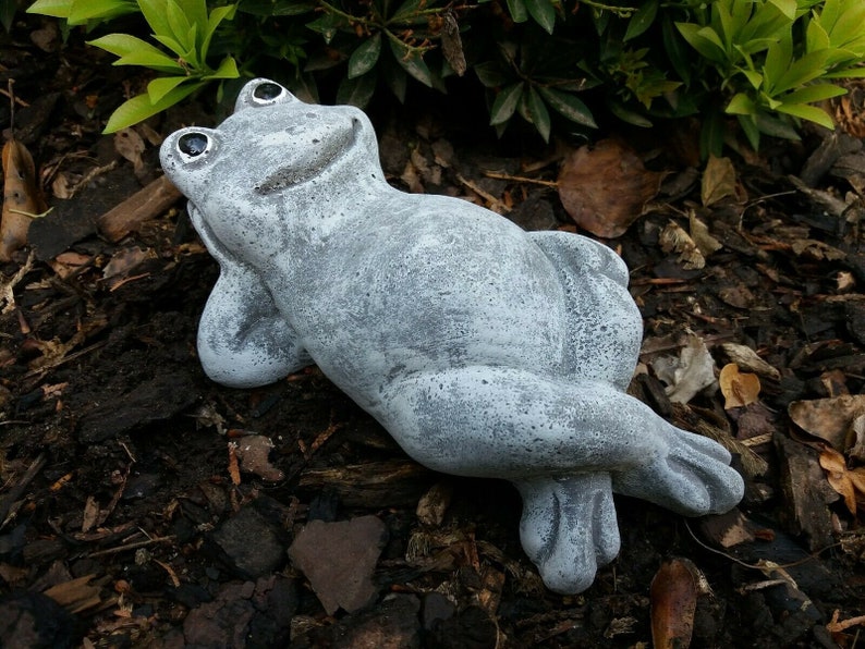 Steinfigur chilliger Frosch liegend Frostfest Steinguss Wetterfest Garten Tier Bild 1