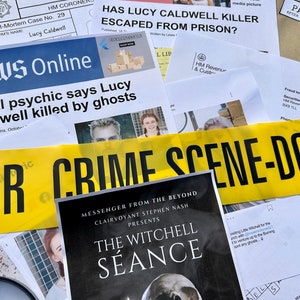 Pu&ograve; includere: Un nastro della scena del crimine giallo e nero con la scritta "CRIME SCENE-DO NOT ENTER" stampata su di esso. Il nastro &egrave; posizionato sopra una variet&agrave; di documenti e carte, tra cui un titolo di giornale che recita "Un sensitivo locale dice che Lucy Caldwell &egrave; stata uccisa dai fantasmi".