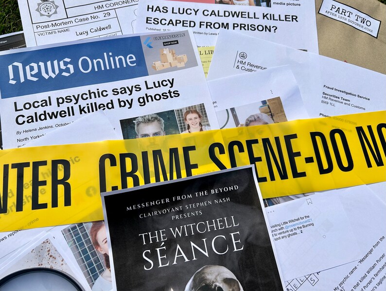 Pu&ograve; includere: Un nastro della scena del crimine giallo e nero con la scritta "CRIME SCENE-DO NOT ENTER" stampata su di esso. Il nastro &egrave; posizionato sopra una variet&agrave; di documenti e carte, tra cui un titolo di giornale che recita "Un sensitivo locale dice che Lucy Caldwell &egrave; stata uccisa dai fantasmi".