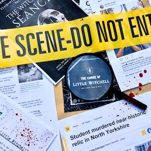 Peut inclure: Un gros plan sur une scène de crime avec un ruban de précaution jaune qui indique "Scene - Do Not Enter". On y voit une loupe avec le texte "The Curse of Little Witchell" et un article de journal sur le meurtre d'un étudiant près d'une relique historique dans le North Yorkshire.