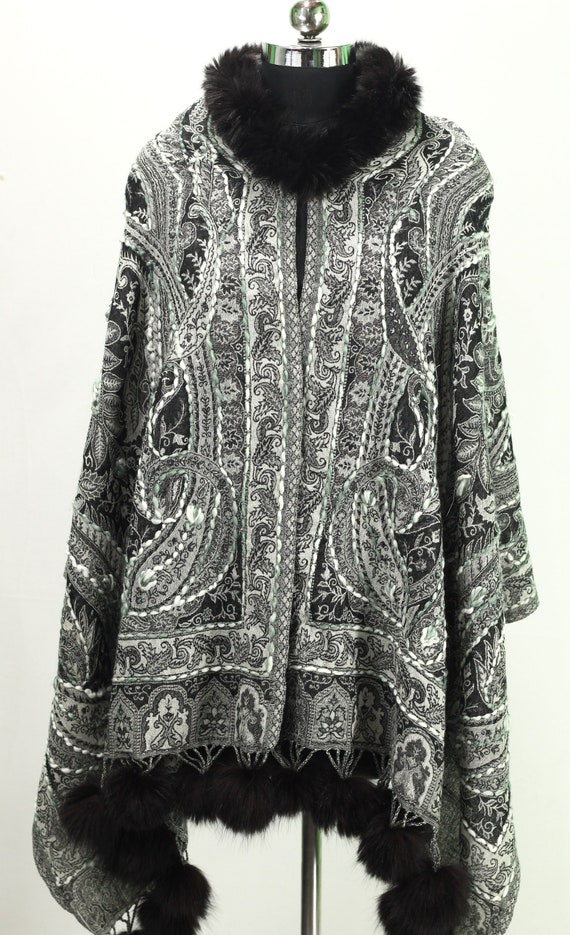 フォックスファーのポンポンマフラー：カシミアのペイズリー柄ショール