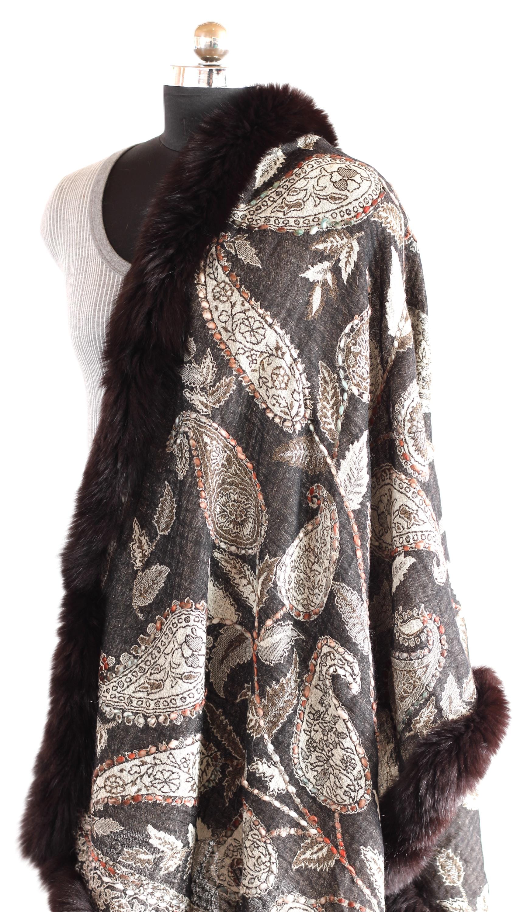 フォックスファートリムのペイズリー柄ショール：手作りウールストール