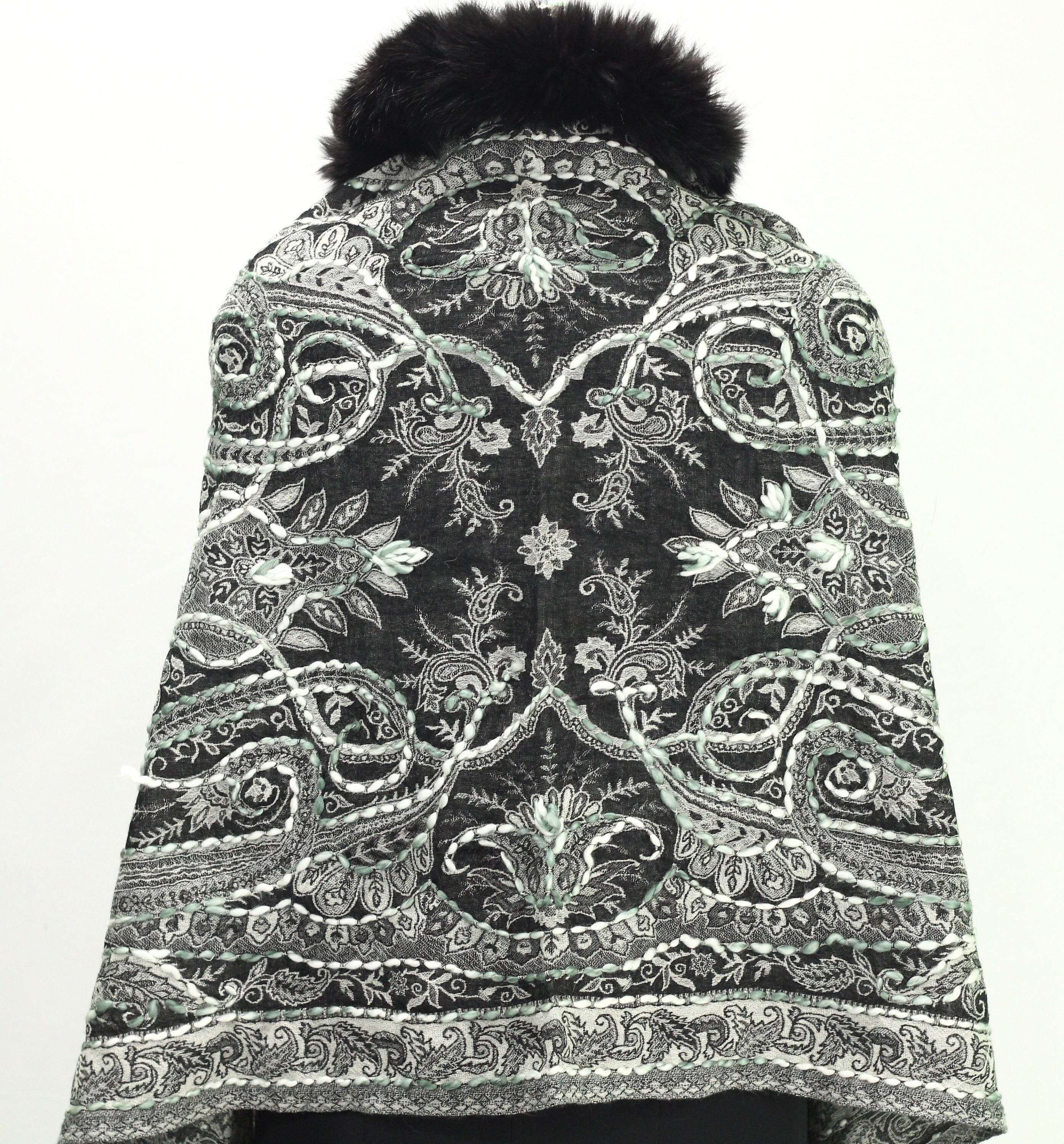 フォックスファーのポンポンマフラー：カシミアのペイズリー柄ショール