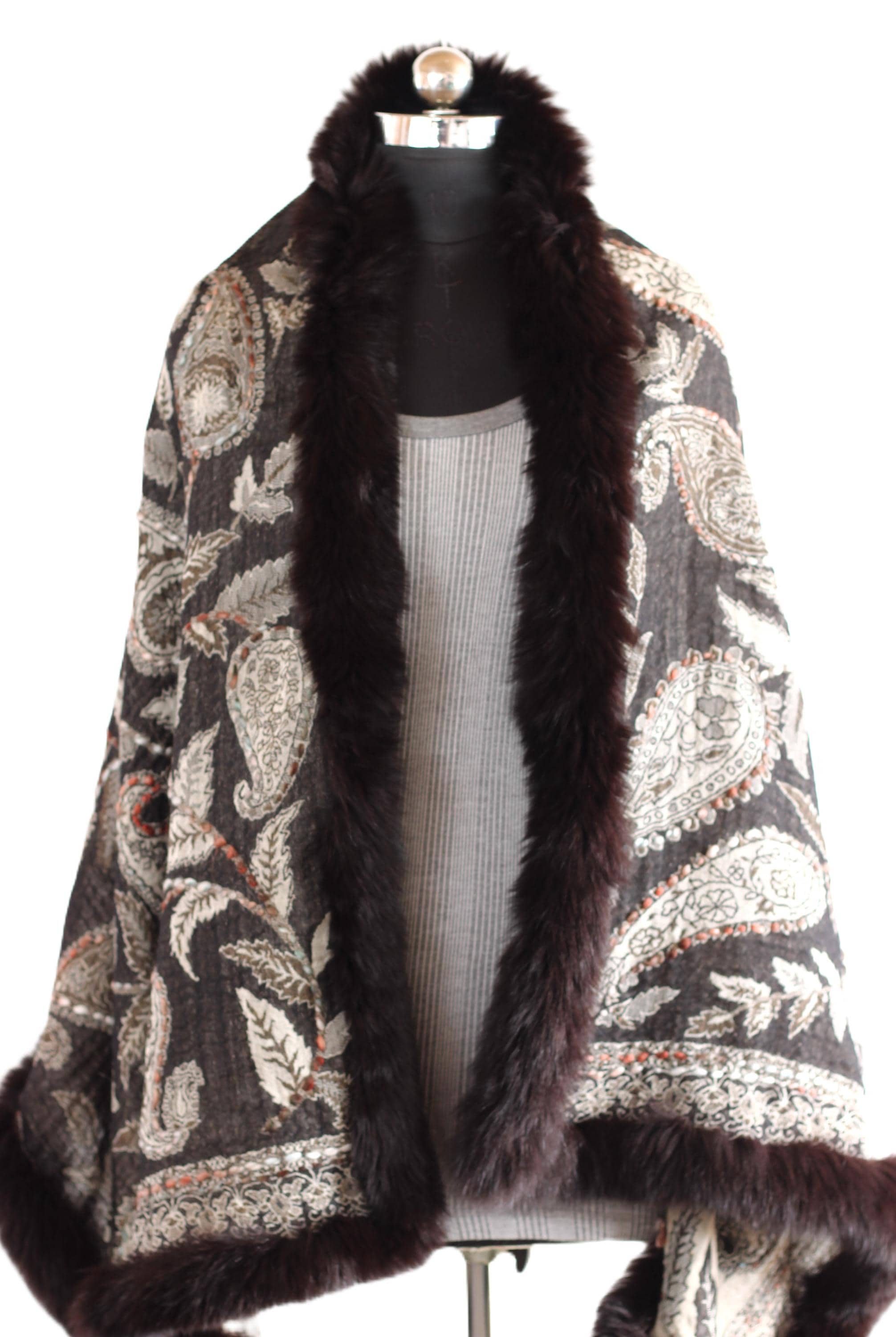 フォックスファートリムのペイズリー柄ショール：手作りウールストール