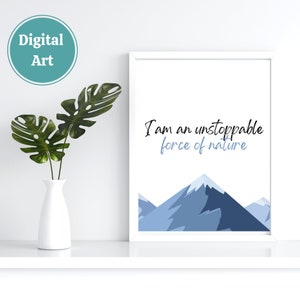 Può includere: Stampa artistica con cornice bianca con la scritta "I am an unstoppable force of nature" sopra un'illustrazione di una catena montuosa blu. Un cerchio turchese con "Digital Art" si trova nell'angolo in alto a sinistra. Un vaso bianco con foglie verdi è a sinistra.