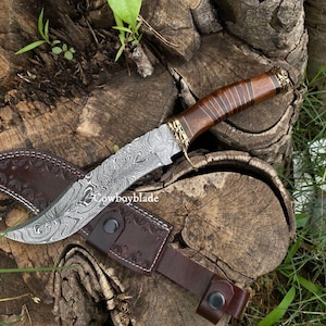 Couteau de chasse fait main en acier damas avec manche en palissandre et étui en cuir