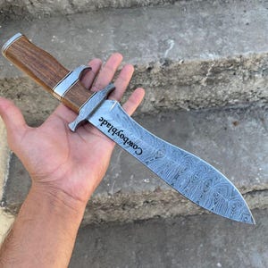 Couteau Bowie fait main en acier damas avec manche en palissandre et étui en cuir