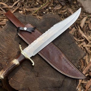 Benutzerdefinierte handgemachte D2 Stahl Jägermesser, handgeschmiedetes Jagd Bowiemesser, Hirsch behandelt mit Lederscheide, Geschenk für ihn