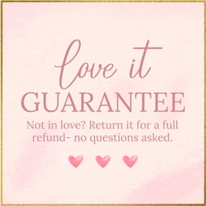 Puede incluir: Gr&aacute;fico rosa y dorado con las palabras "love it GUARANTEE" en cursiva. Debajo, el texto dice "Not in love? Return it for a full refund - no questions asked." Tres corazones rosas en la parte inferior.