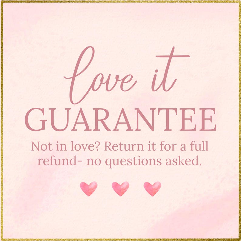 Puede incluir: Gr&aacute;fico rosa y dorado con las palabras "love it GUARANTEE" en cursiva. Debajo, el texto dice "Not in love? Return it for a full refund - no questions asked." Tres corazones rosas en la parte inferior.