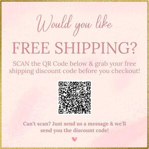 Puede incluir: Gr&aacute;fico rosa y dorado con el texto "Would you like FREE SHIPPING?" y un c&oacute;digo QR. El texto debajo del c&oacute;digo QR dice: "Can't scan? Just send us a message & we'll send you the discount code!"