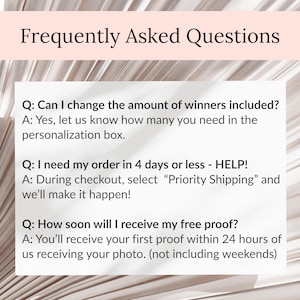 Puede incluir: Gr&aacute;fico con el t&iacute;tulo "Frequently Asked Questions" en texto negro. Contiene tres secciones de preguntas y respuestas sobre cambios de pedido, tiempos de env&iacute;o y pruebas. El fondo es de color beige claro con un sutil patr&oacute;n texturizado.