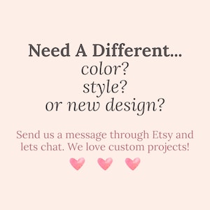 Puede incluir: Fondo rosa claro con texto que dice: "&iquest;Necesitas algo diferente... color? &iquest;estilo? &iquest;o un nuevo dise&ntilde;o?" y "Env&iacute;anos un mensaje a trav&eacute;s de Etsy y chateemos. &iexcl;Nos encantan los proyectos personalizados!" con tres corazones rosas.