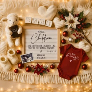 Puede incluir: Una conmovedora escena de anuncio de bebé con un body rojo que dice "Baby Remington", una pizarra con el texto "Los niños son un regalo", un cordero de peluche, patucos y adornos decorativos. La imagen de la ecografía y el texto "Llegada junio 2026" también son visibles.