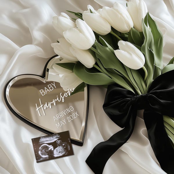 Espelho Anúncio de Gravidez Minimalista Digital Neutro Vintage Espelho em Forma de Coração Anúncio de Bebê Floral Revelação de Bebê Facebook Elegante